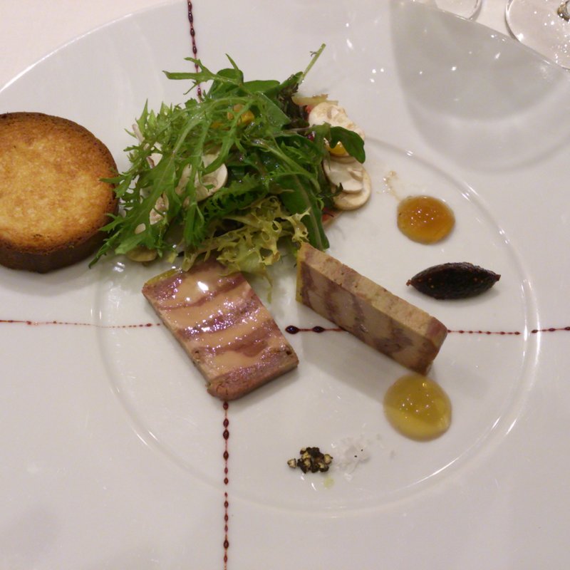 鴨のフュメとフォワグラのテリーヌ仕立て(エメ・ヴィベール)