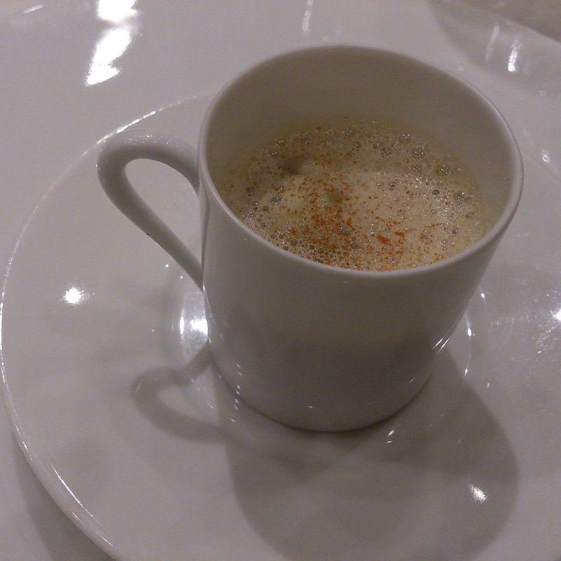 コンソメのロワイヤルとシャンピニオンのクレーム カプチーノ風(エメ・ヴィベール)