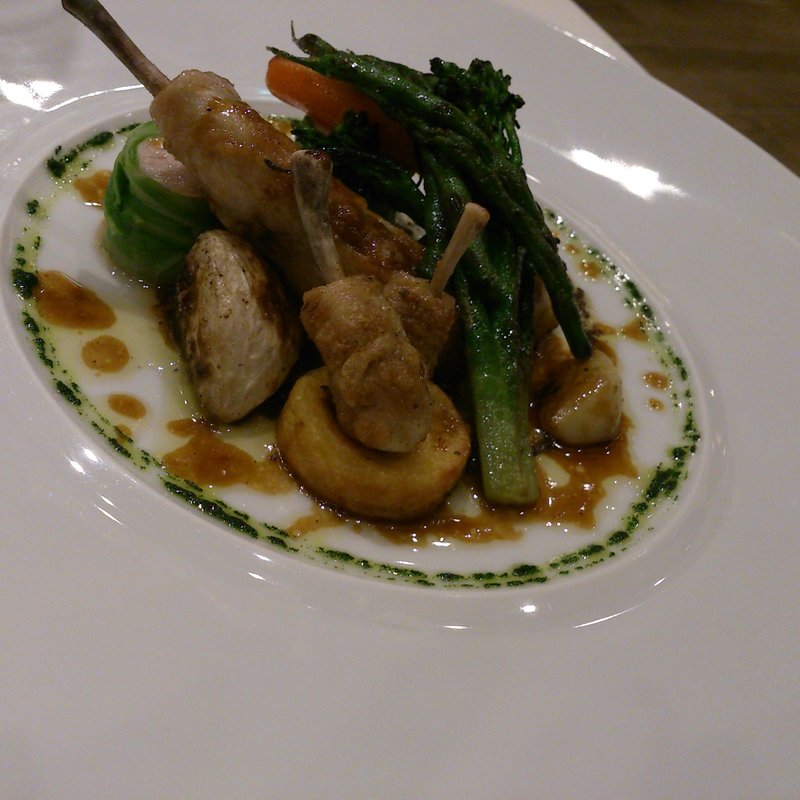 フランス産プッサン胸肉と腿肉 シンプルなジュ(エメ・ヴィベール)