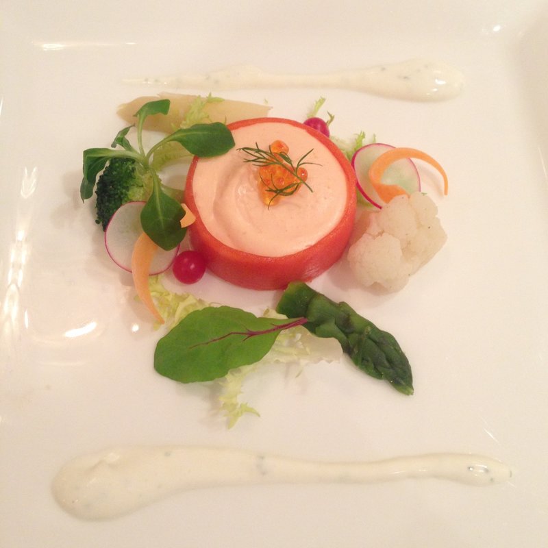 スモークサーモンのムース レフォールクリームソース 小さな野菜添え(明治記念館 )
