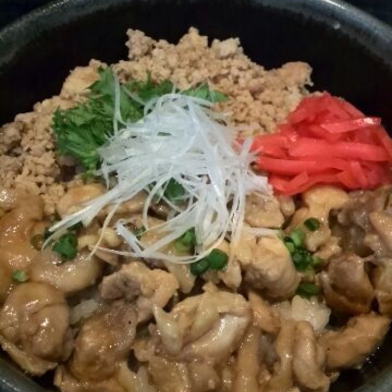 比内地鶏丼(秋田県アンテナショップ＆ダイニング あきた美彩館)