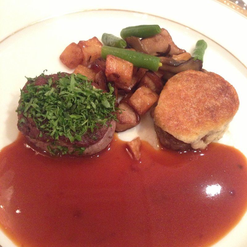 牛ヒレ肉のポワレ コンテチーズのクルートと香草風味の2種の味わい(明治記念館 )