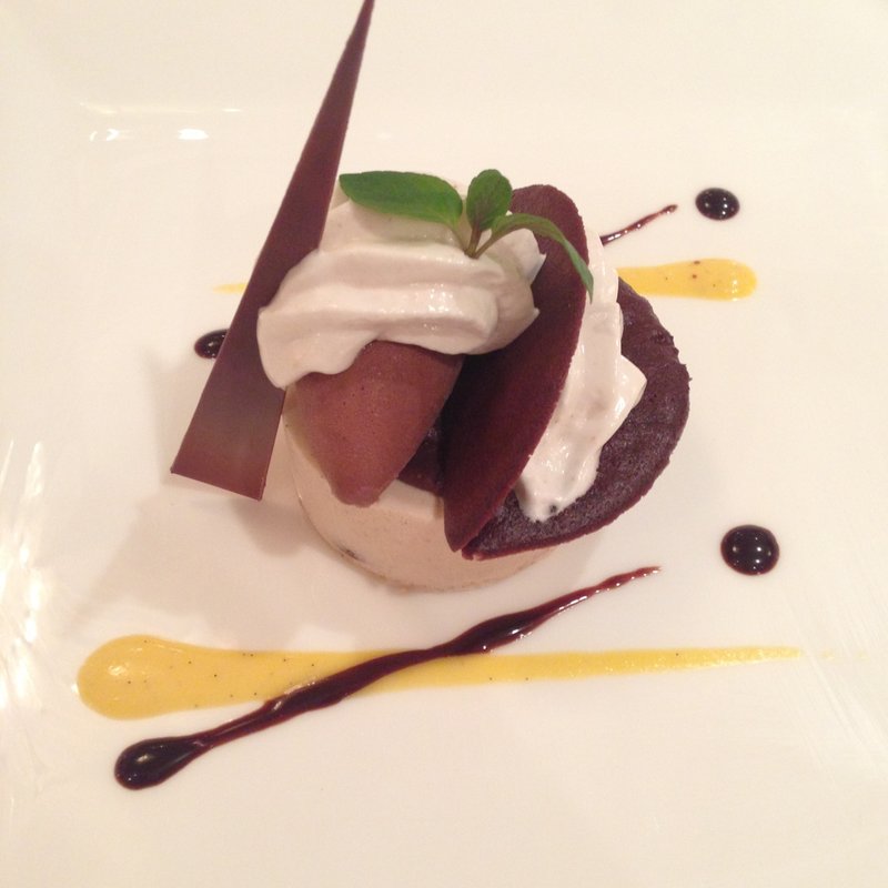 栗の軽いムースにチョコレートのアイスクリーム添え(明治記念館 )