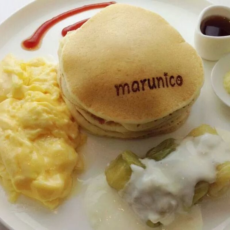 スクランブルエッグとパンケーキとロールキャベツ(まるにこ)