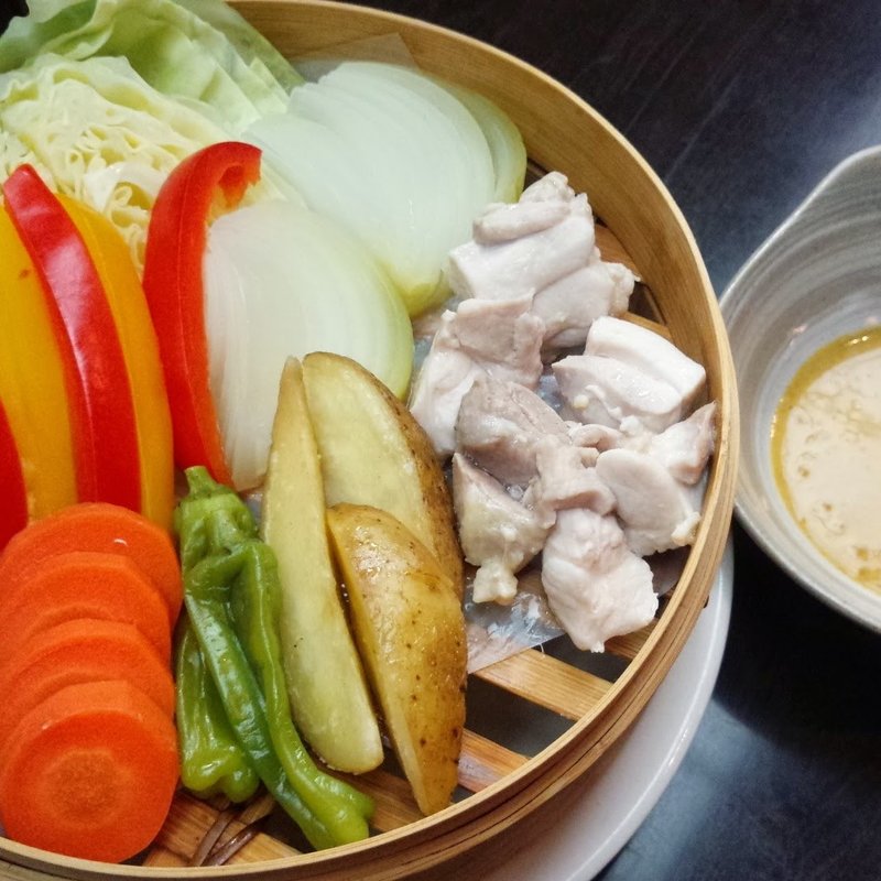 鶏肉と野菜のセイロ蒸し(居酒屋 山心)
