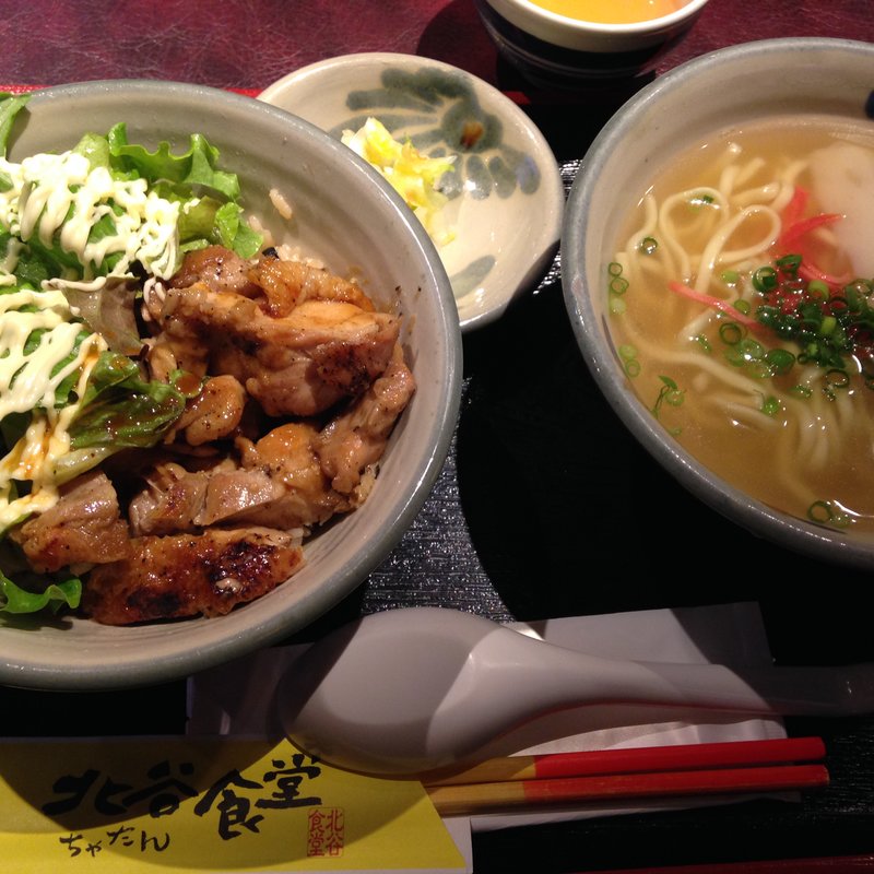 沖縄そばと唐揚げ丼のランチ(北谷食堂 淡路町店 （ちゃたんしょくどう）)