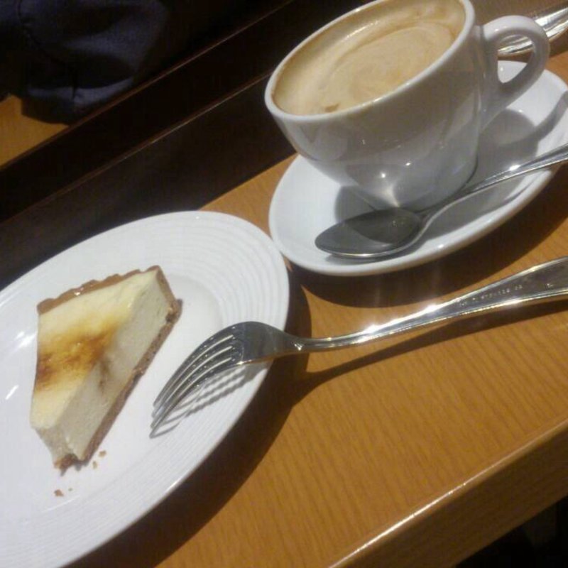 ベイクドチーズケーキとカフェラテ(ミカド珈琲 日本橋本店)