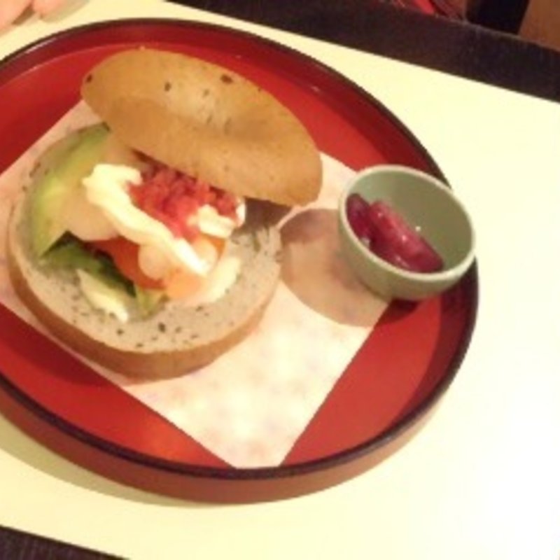 海老とアボカドの五穀ベーグルサンド　味噌と漬物のクリームソースかけ(文房具カフェ)