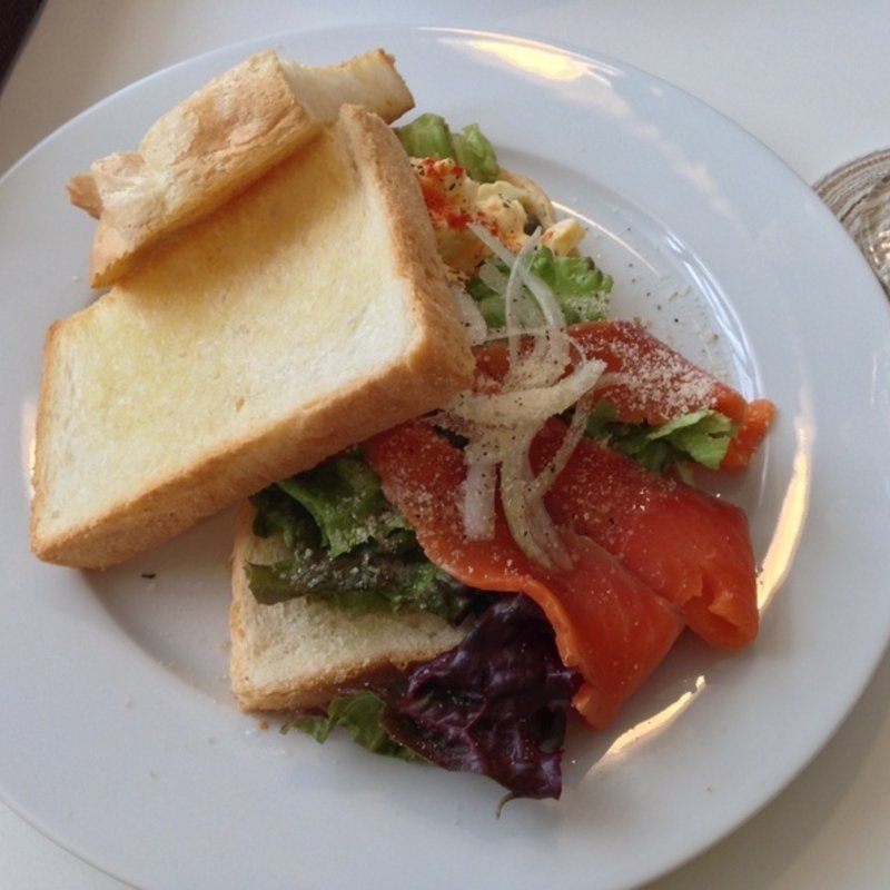 スモークサーモンのトースト(positive cafe)