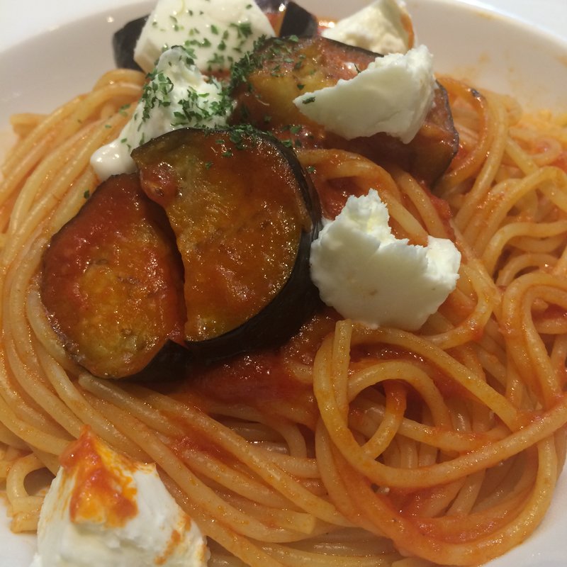 ナスとモッツァレラチーズのトマトパスタ(ラパウザ 新宿西口パレットビル店)