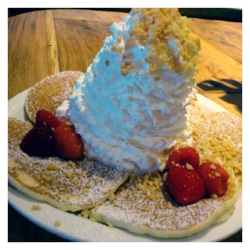 ストロベリーホイップクリーム パンケーキ(Eggs 'n Things 神戸ハーバーランド店)