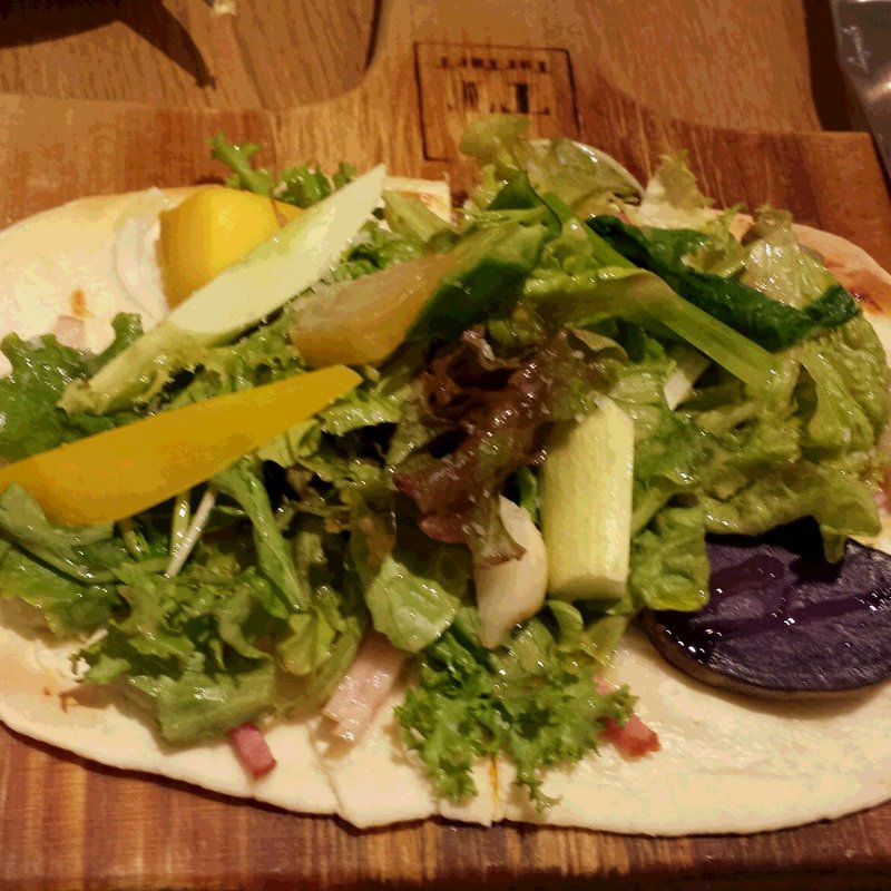 むさしの産野菜とベーコンのタルトフランベ(TarTarT（タルタート）)