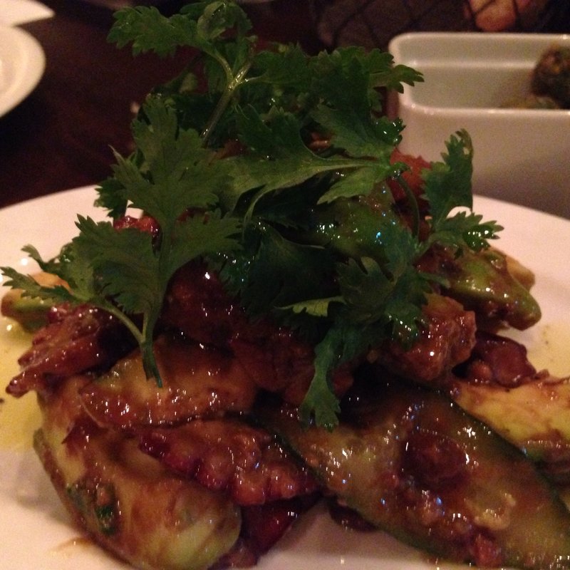 アボカドとタコ、パクチーのサラダ(シャンパンバル「ヌメロサンク」)