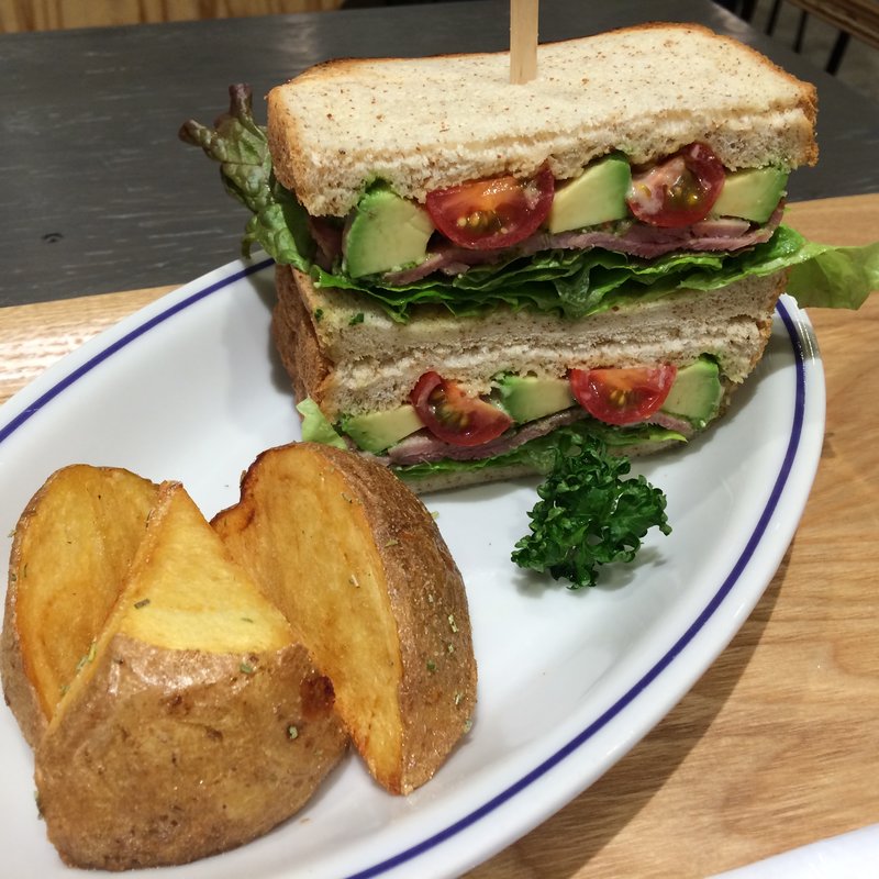 スモークターキーと元気な野菜のサンドウィッチハニーバルサミコソース(スタンダードブックストアあべの)