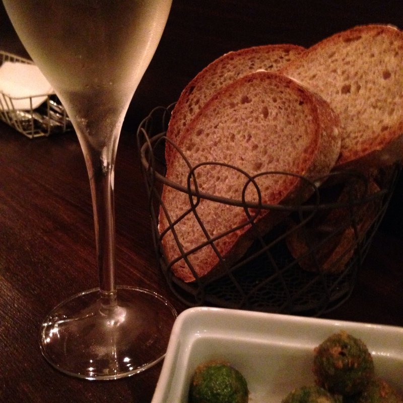 オリーブのフリット(シャンパンバル「ヌメロサンク」)