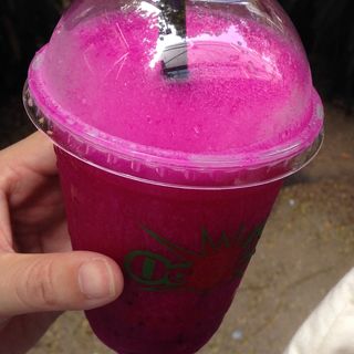 赤ドラゴンフルーツXストロベリー(Oomph! Juice Bar)