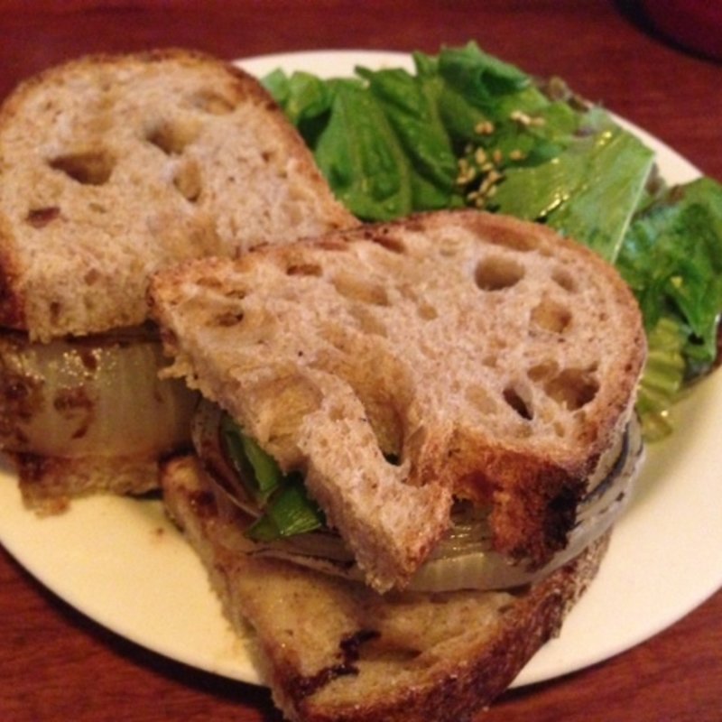 季節の野菜のサンドウィッチ「新タマネギとスナップえんどう」(パーラー江古田 （パーラーエコダ）)