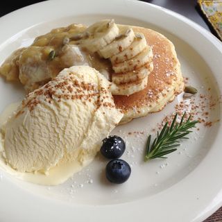 バナナとバニラアイスのパンケーキ(Minerva)
