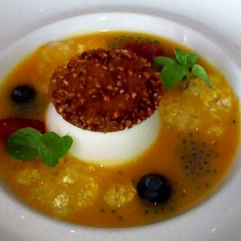 マンゴーソースのデザート(Ventaglio)