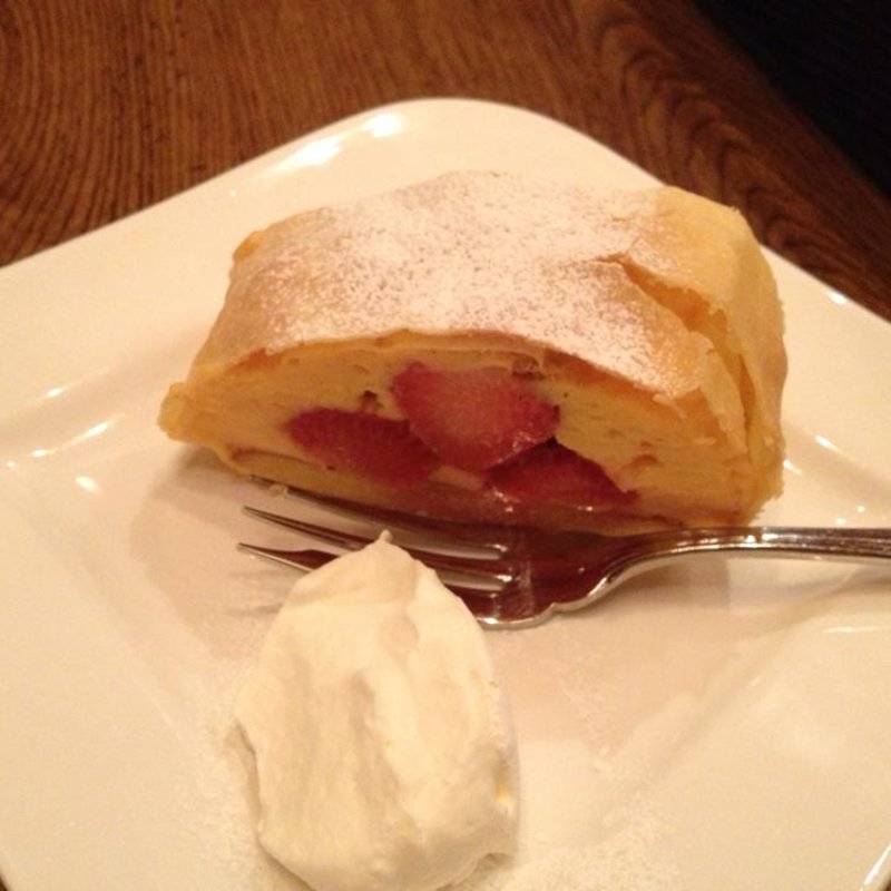 エルドベアーシュトゥルーデル（イチゴのうす焼きパイ）(ノイエス （Neues）)