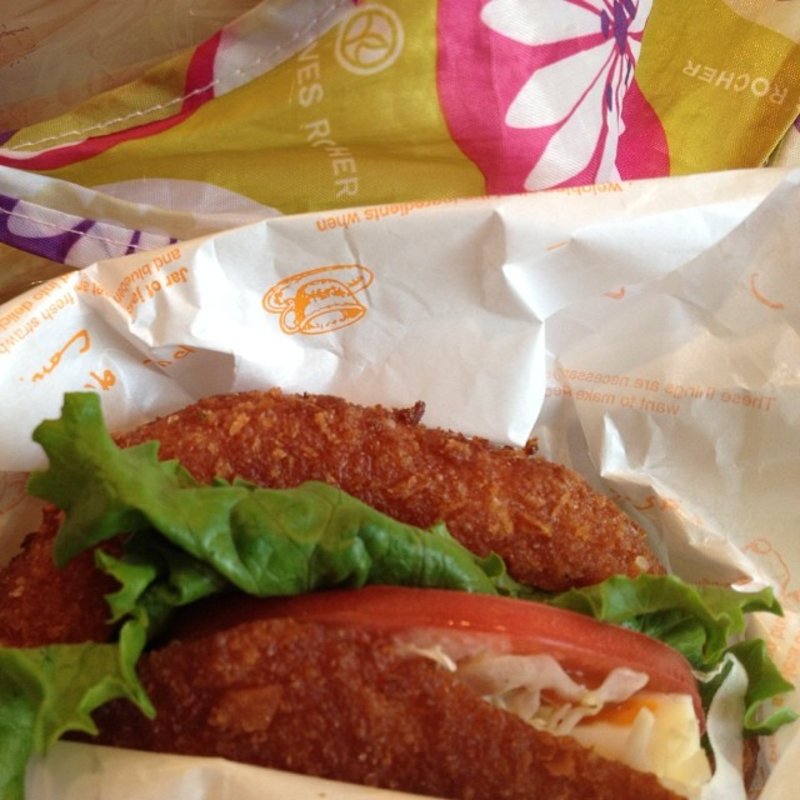 トマトカレーパン(トーホーベーカリー)