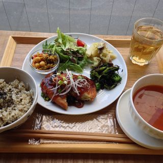豆腐バーグと玄米のランチ(週替)(GAIA お茶の水店)