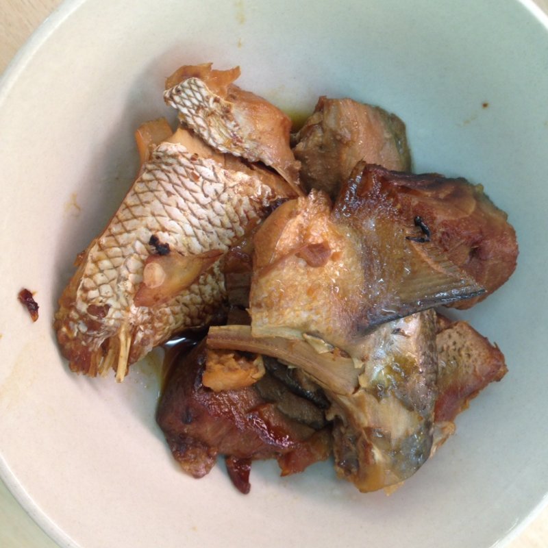 魚のあら煮(回転ずしとら)