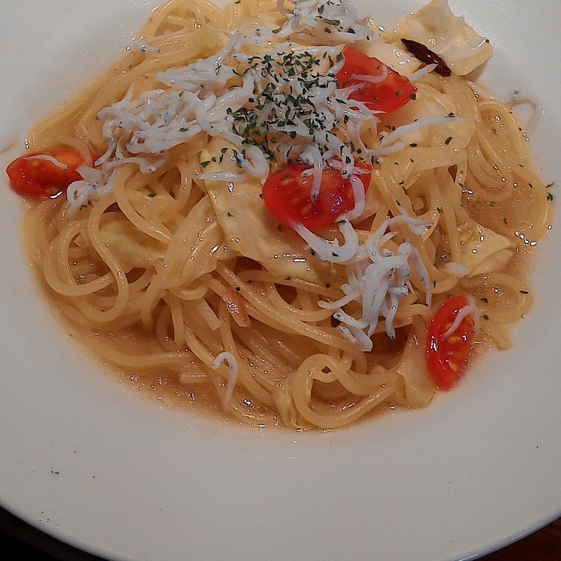 釜揚げシラスとキャベツのアンチョビソースパスタ(イタリアンバール・グラート（ＧＲＡＴＯ）)