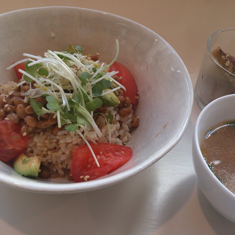 納豆とアボカドの丼ぶり(トリトンカフェ代官山 （TRITON CAFE DAIKANYAMA）)