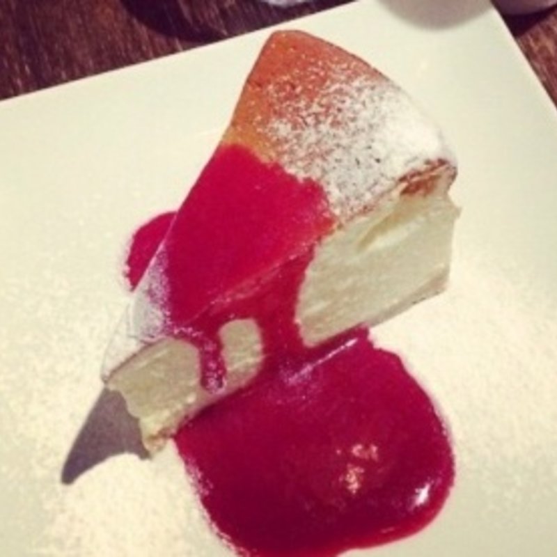 ニューヨークベイクドチーズケーキ パッションフルーツのソース添え(ブルックリンパーラー新宿)