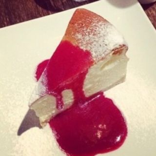 ニューヨークベイクドチーズケーキ パッションフルーツのソース添え(ブルックリンパーラー新宿)
