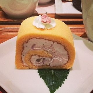 桜と餅のロールケーキ(nana’s green tea イクスピアリ店)