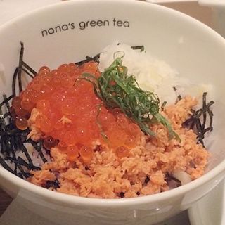 いくらと鮭の親子どんぶり(nana’s green tea イクスピアリ店)