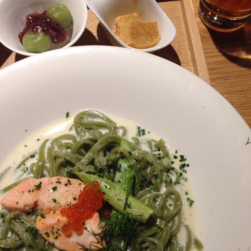 サーモンとアスパラの豆乳クリームうどん(めん、色いろ。いつでも、おやつ。 武蔵小杉)