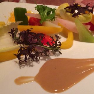 鎌倉野菜のサラダコンポゼ トリュフビネグレットとすりおろしミモレット(キャス・クルート)