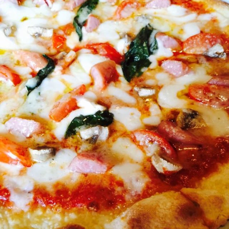 ウィンナーとマッシュルーム、チェリートマト、モッツアレラのピザ(ラ・バンビーナ)