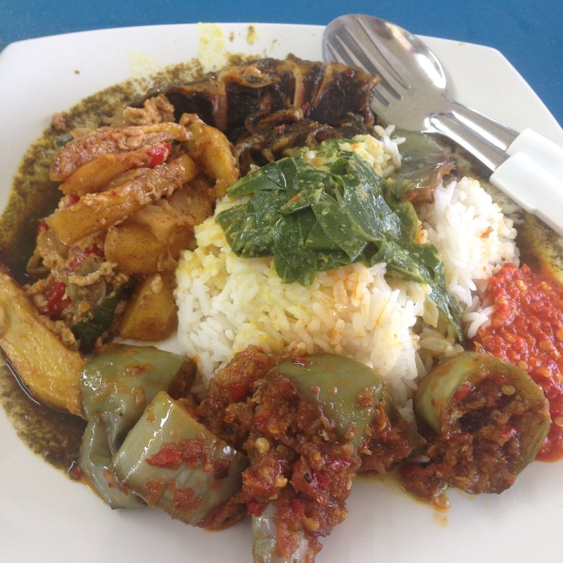 イカスミカレーのナシパダン(Sinar Rezeki)