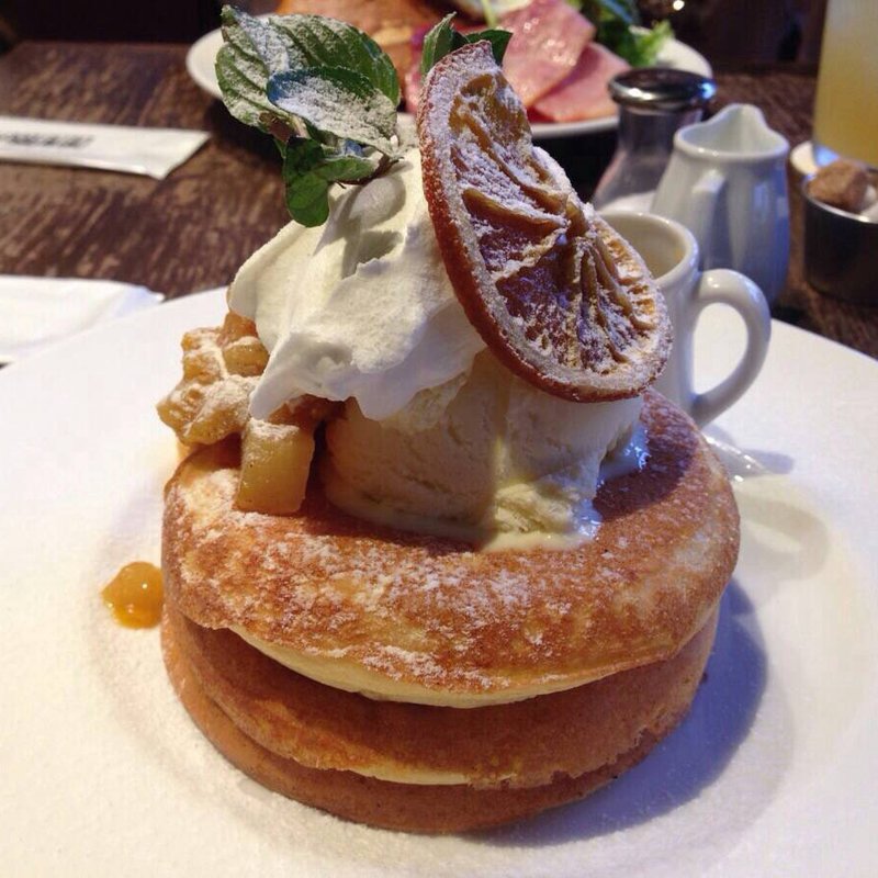 チェリーとショコラムースのフォレノワールパンケーキ(カフェ＆ブックス ビブリオテーク 東京・有楽町（café & books bibliothèque Tokyo Yurakucho）)