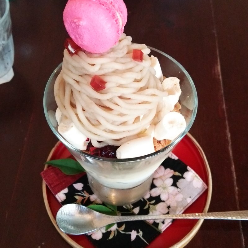 和栗とカシスのモンブランパフェ(カフェ中野屋)