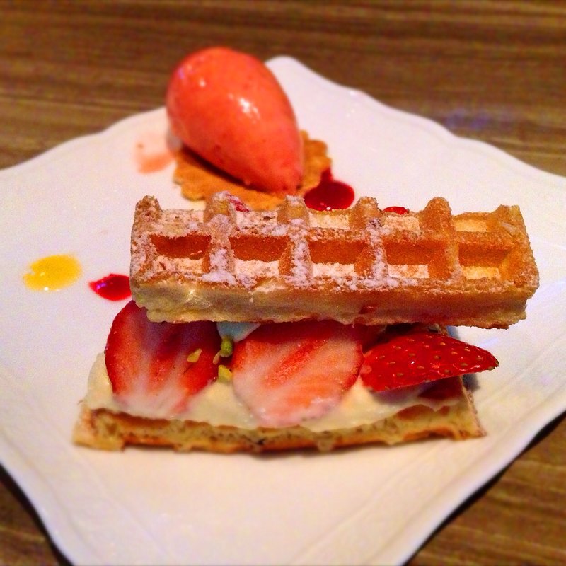 苺のワッフル(天空LOUNGE TOP of TREE 東京スカイツリータウン・ソラマチ店)