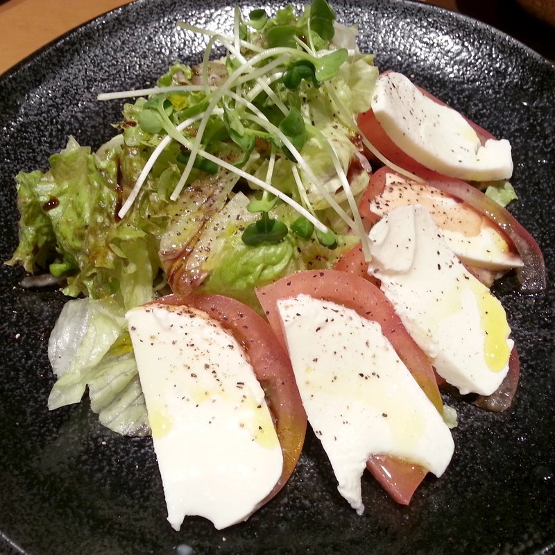 トマトとモッツァレラチーズのバルサミコ風サラダ(若鯱家 品川シーサイドフォレスト店)