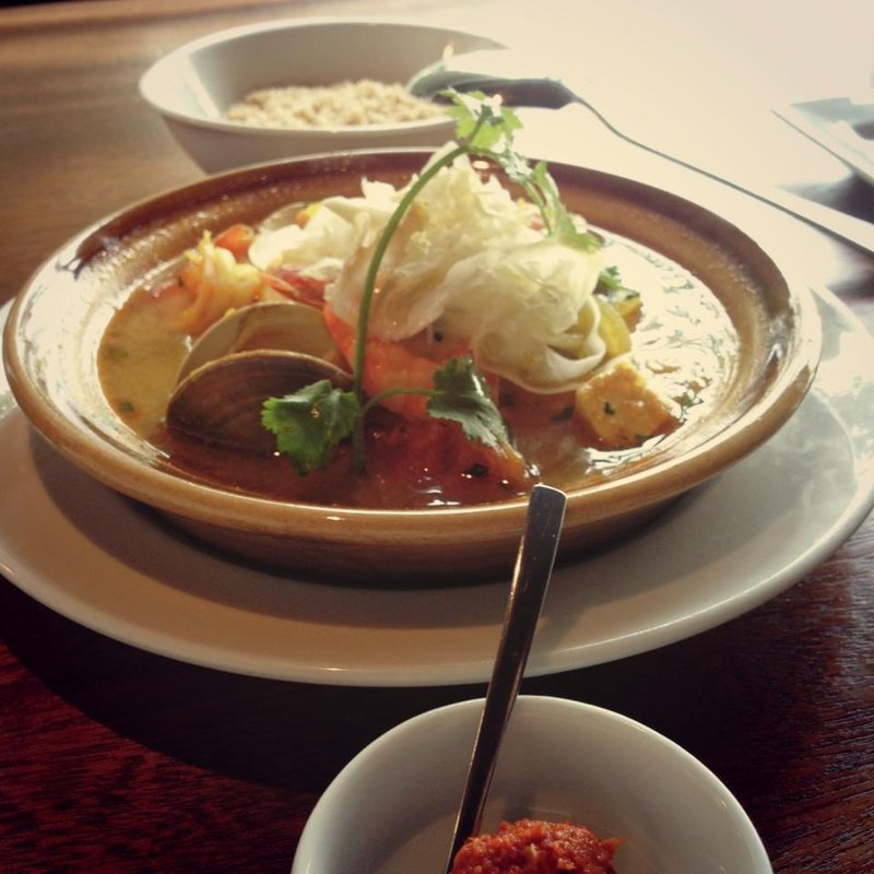 サーモン、エビ、アサリのシーフードタジン(CICADA)