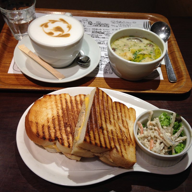 パニーニとクラムチャウダーのランチセット(Cafe Aroma)