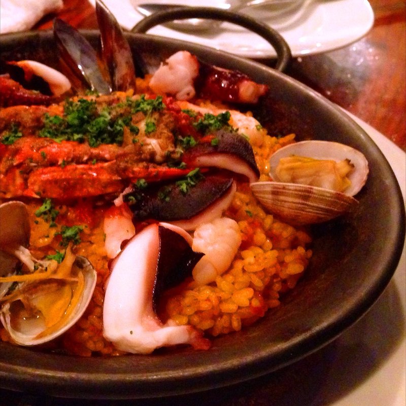 淡路真ダコと渡り蟹の赤いパエリア(ペスカデリア 銀座)
