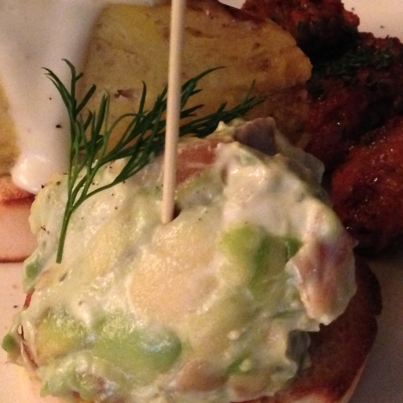 ピンチョス スモークサーモンとアボカドのタルタル(Hola！ Ginza7 （オラギンザシエテ）)