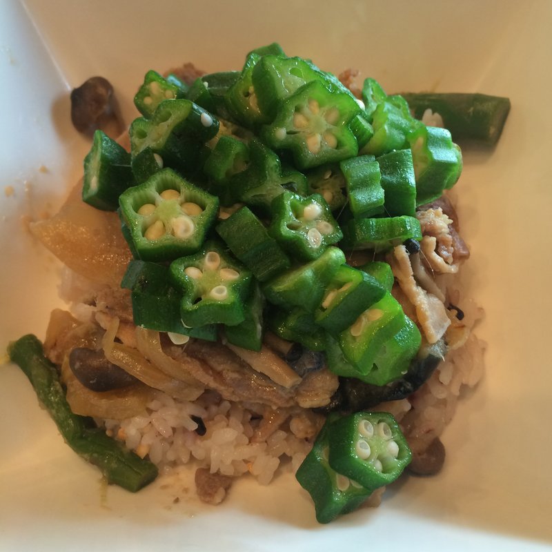 豚の生姜焼き丼、オクラトッピング(イッサ （issa）)