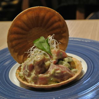 近大マグロとアボカドのタルタル最中(近畿大学水産研究所 グランフロント大阪店)