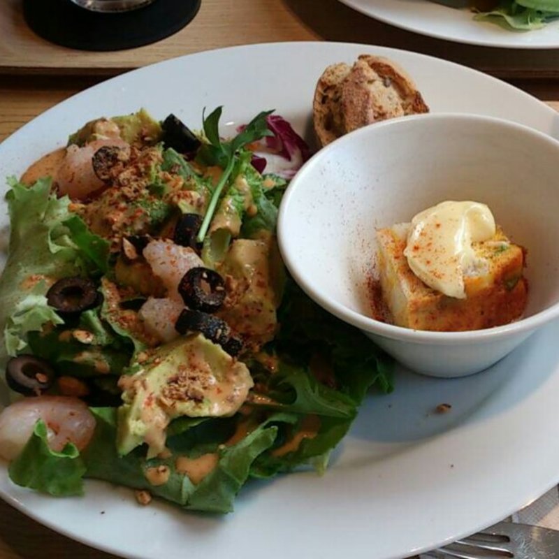 エビとアボカドのサラダ(穀物パン付き)(CACAO SAMPAKA)