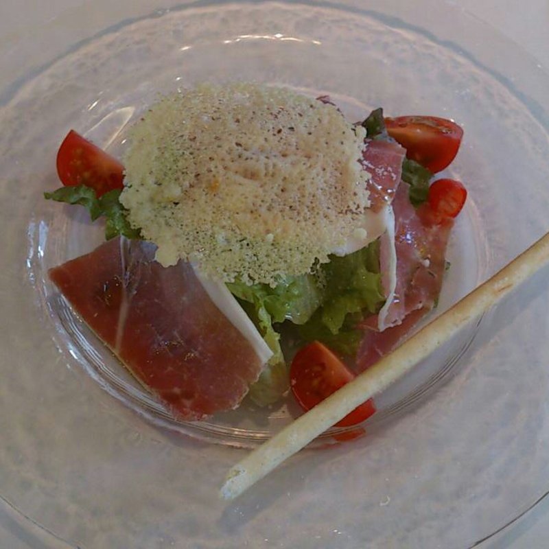 切りたてサンダニエーレの生ハムとフレッシュサラダ　パルメザンチーズ風味(ア ピアチェーレ)