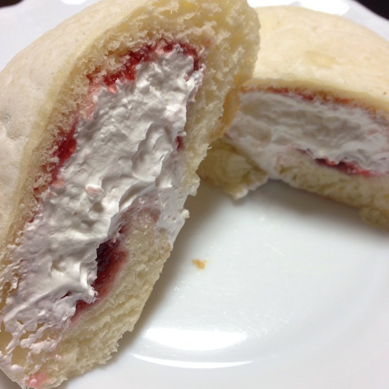 いちご大福パン(かたぎはらのパン屋さん )